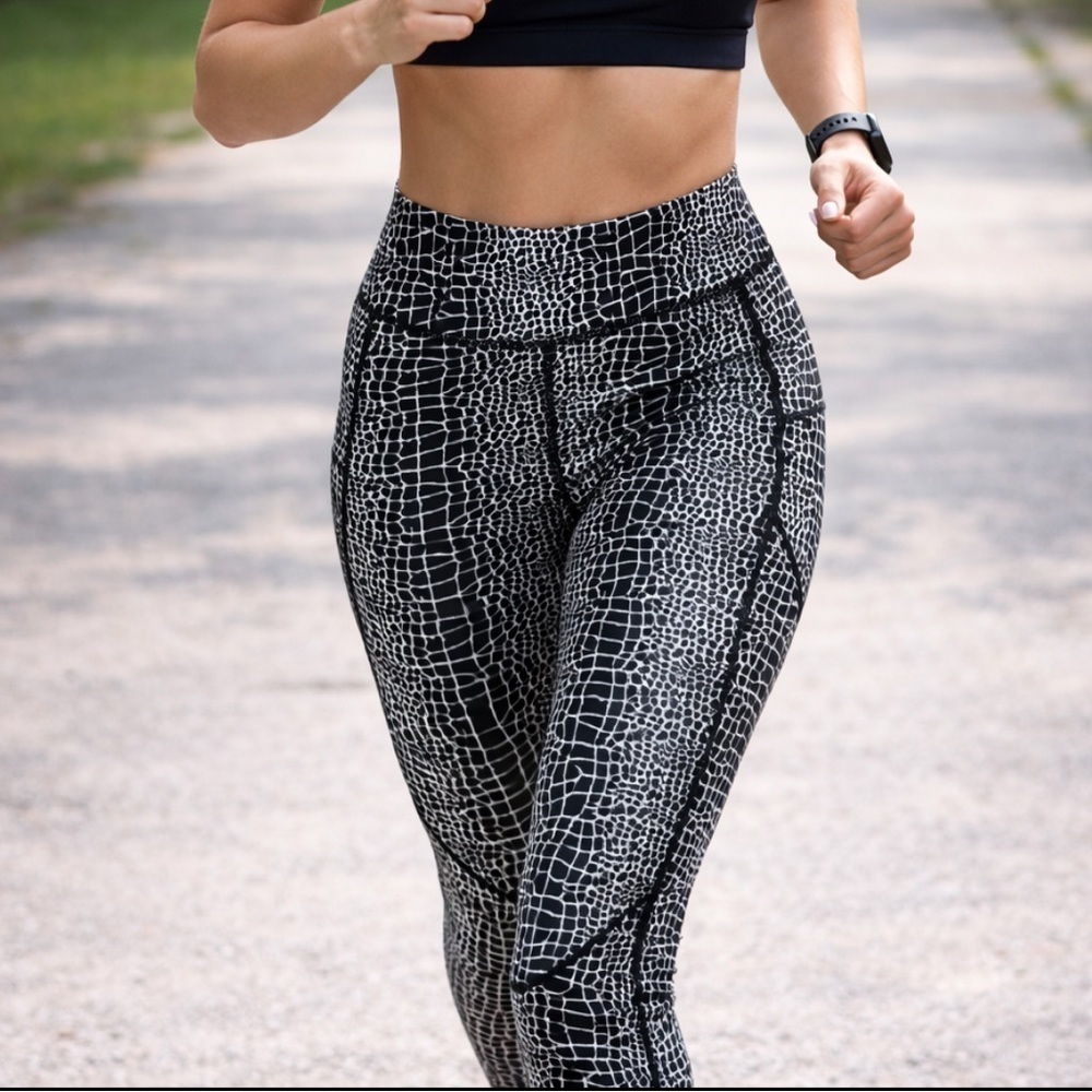 FMFM FEED ME FIGHT ME PATTERNED LEGGINGS SIZE MEDIUM